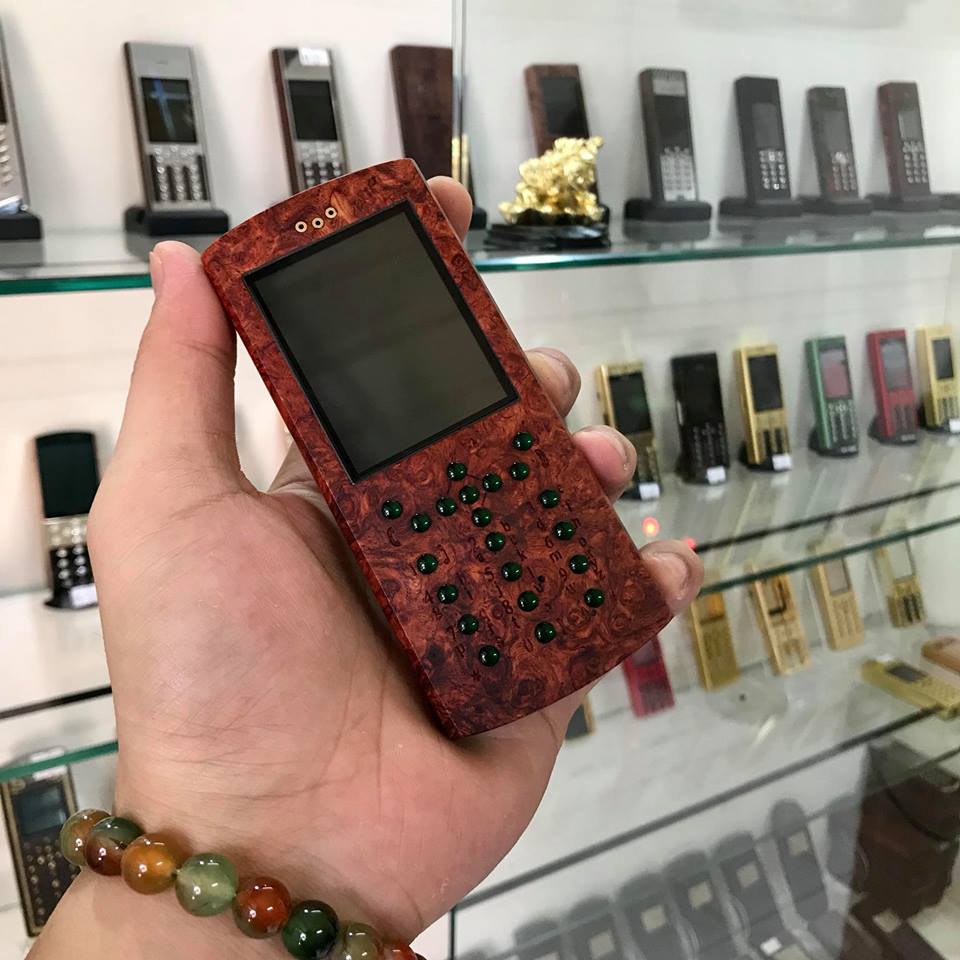 trên tay nokia 3310 ( 2017 ) lên vỏ gỗ nu hương